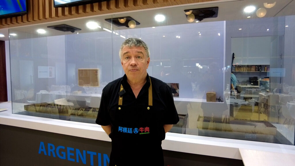 Hugo Martinelli – Los chinos prueban el bife argentino en la SIAL de China 2023